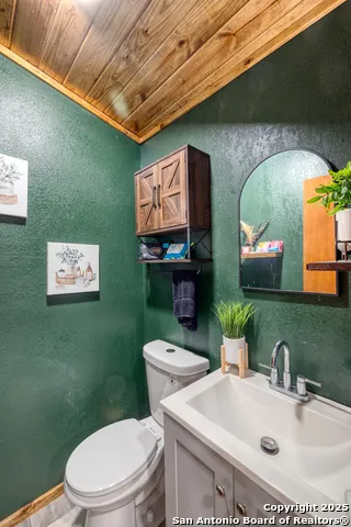 36 Pecan Dr Leakey, TX 78873